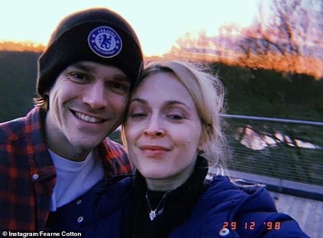 Godine 2019. Fearne je priznala da je njezin brak patio zbog Jessejeva pretrpanog rasporeda zbog čega se par 'očajnički drži' svoje veze (na slici prosinac 2018.)
