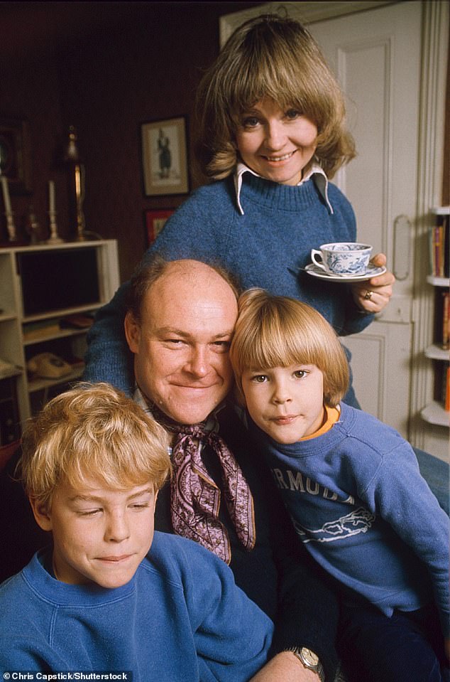 Timothy West i Prunella Scales sa svojim sinovima Josephom i Samuelom 1975