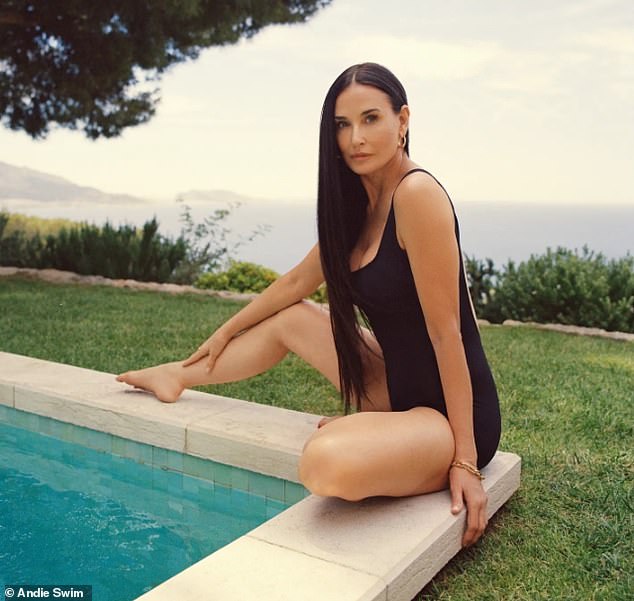 Moore nije strano poziranje u kupaćim kostimima. Ovdje je viđena kao model za jednodijelni model kraj bazena za Andie Swim