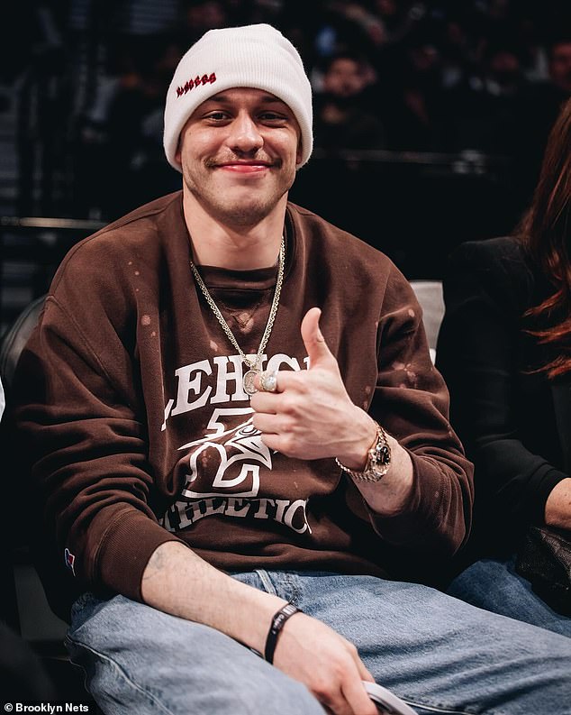 Pete Davidson otkrio je svoj šokantni novi potez u karijeri nakon što je napustio komediju usred teške godine u kojoj je ponovno otišao na rehabilitaciju - na slici prošlog mjeseca