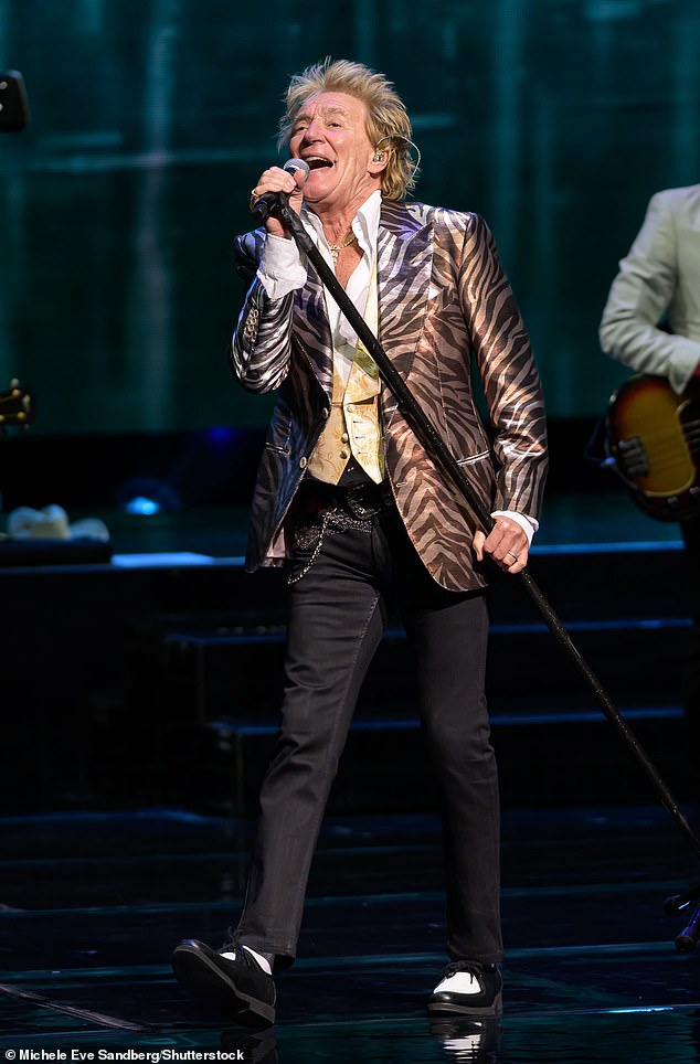 Dolazi nakon što je prošli tjedan Rod Stewart bio prvi potvrđeni nastup za Glastonbury 2025., a festival je u utorak objavio da će rock zvijezda svirati na Legends automatu na Pyramid Stageu