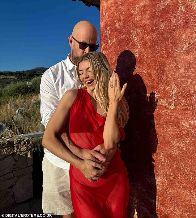 James je zaprosio krajem listopada, u tjednu kada je na grčkim otocima proslavila svoj 30. rođendan