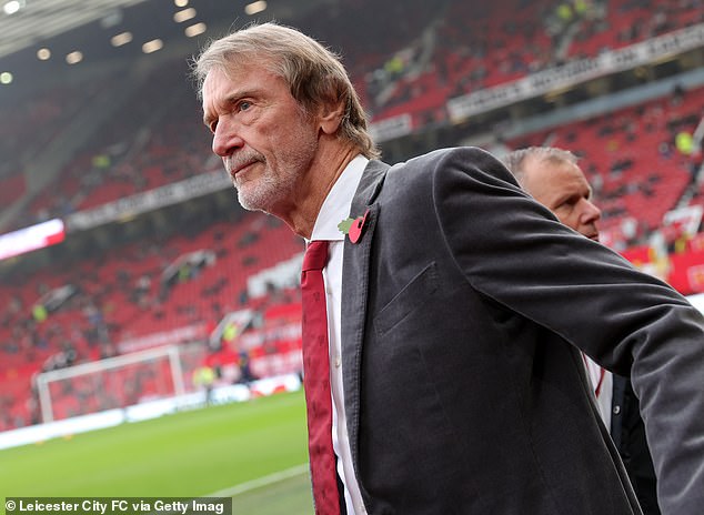Novo vlasništvo Man Uniteda zamijenilo je klupske upravitelje agencijskom djelatnikom na Old Traffordu