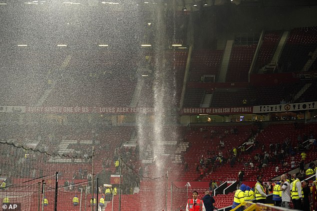 Navijač u invalidskim kolicima Dave Wood tvrdi da su standardi pali na Old Traffordu tijekom prošle godine, jer Sir Jim Ratcliffe nastavlja smanjivati višak izdataka iz Unitedova proračuna