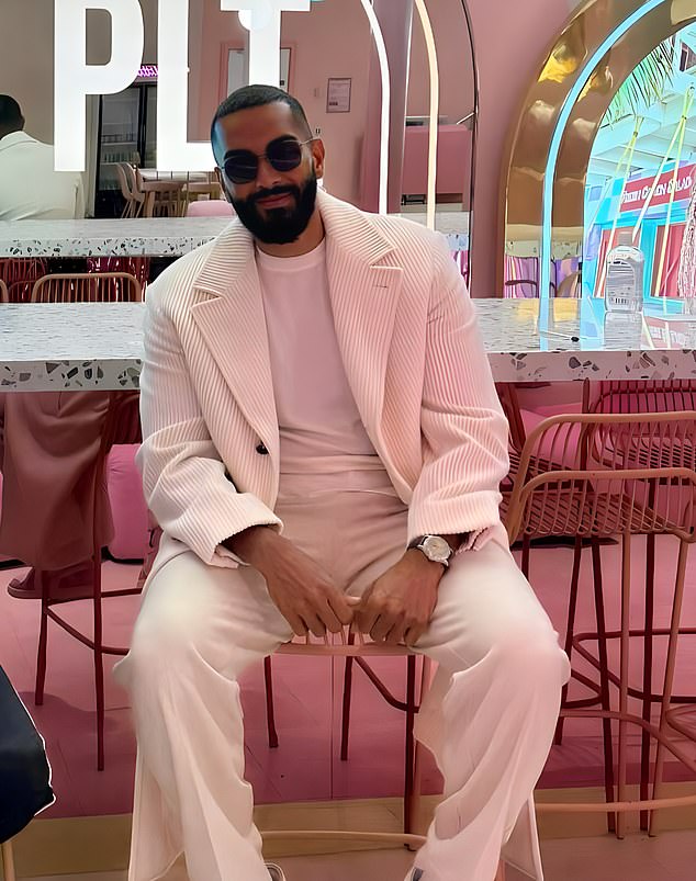 Novo potpisivanje dolazi nakon što je osnivač PLT-a Umar Kamani v odlučio promijeniti način rada tvrtke, nakon što su se kupci žalili na 'lošu veličinu i lošu kvalitetu'