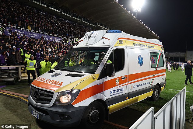 Bove je vozilom hitne pomoći prebačen u bolnicu, ali je kasnije rečeno da diše i pri svijesti