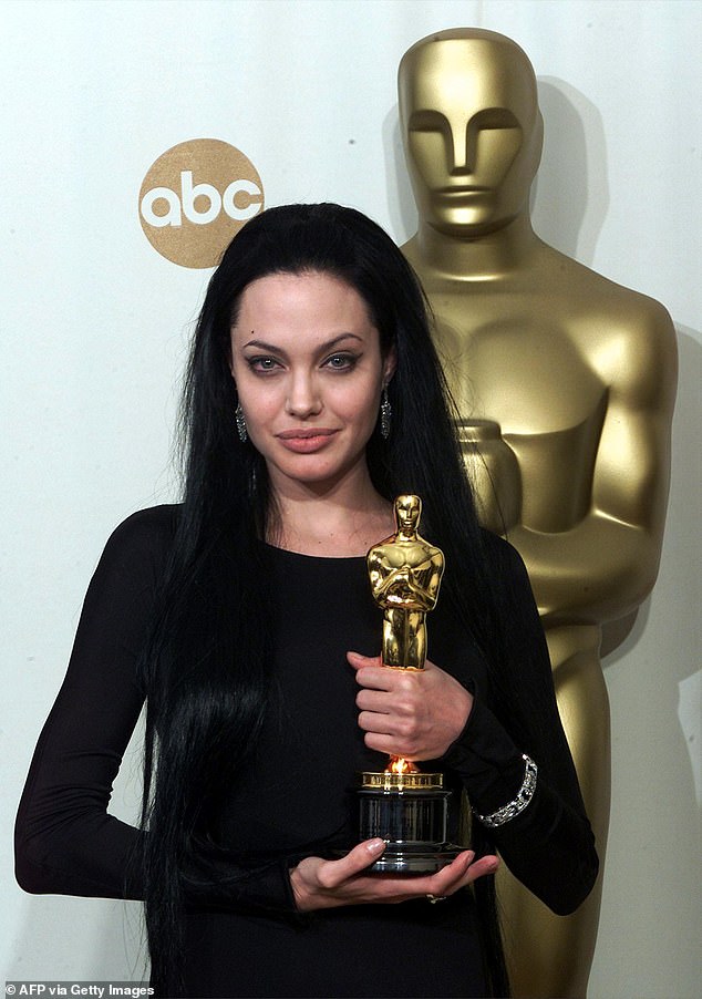 Jolieina karijera uključuje osvojenu Oscara za najbolju sporednu glumicu za ulogu u filmu 'Girl, Interrupted' iz 1999.; na slici sa svojim Oscarom