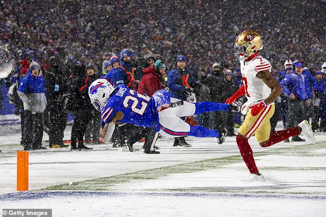 Ray Davis roni u end zoni za prvi touchdown u snježnoj noći u Buffalu, New York