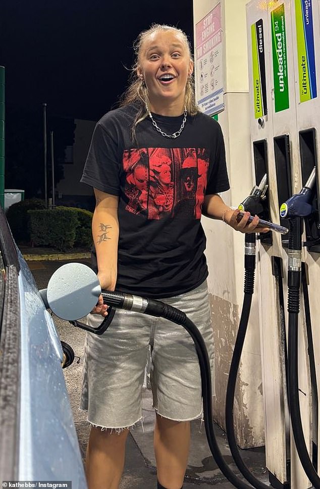 Dolazi nakon što je Siwa ponovno viđena s najboljom prijateljicom Abbie Chatfield Kath Ebbs nakon što je par viđen kako se zbližava na Gold Coastu u Queenslandu prošli tjedan
