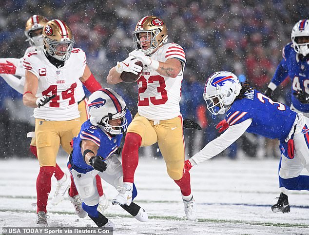 Runing back 49ersa Christian McCaffrey (23) napustio je igru zbog potencijalne ozljede za kraj sezone
