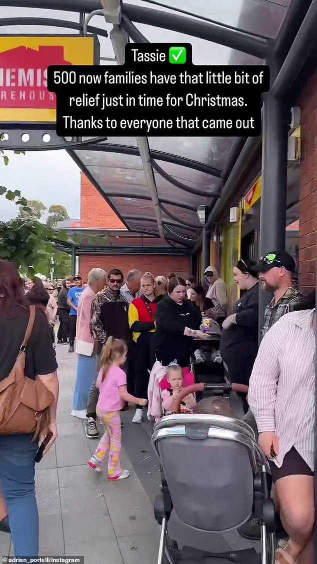 Njegovo prethodno darivanje održano je u Tasmaniji, gdje su se pojavili dugi redovi kupaca puni nade nadajući se poklonima (na slici)