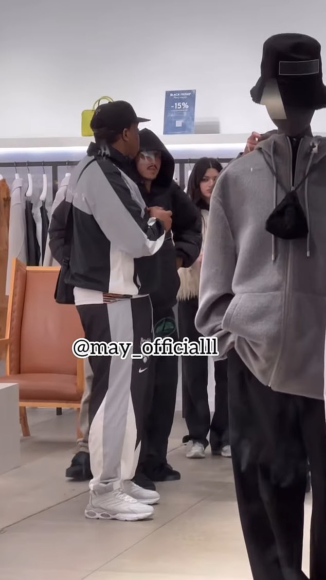 Par, zajedno s Yamalovim društvom, viđeni su u šopingu u selu La Roca u Barceloni