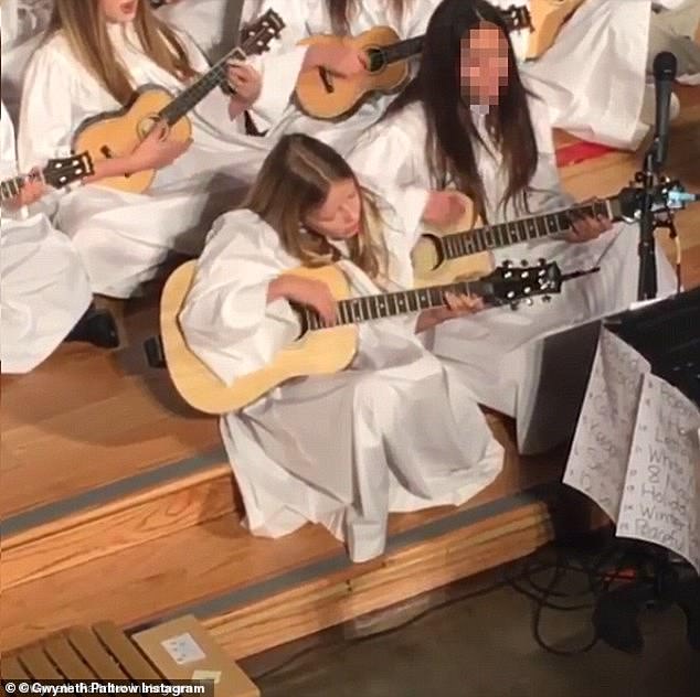 Davne 2015. godine, 11-godišnja Apple pokazala je svoje impresivne gitarske vještine i vokalne sposobnosti tijekom nastupa školskog zbora