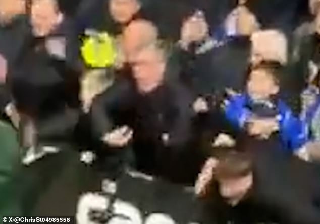 U krupnom planu moglo se vidjeti kako muškarac navodno pokazuje rasističke geste prateći gol