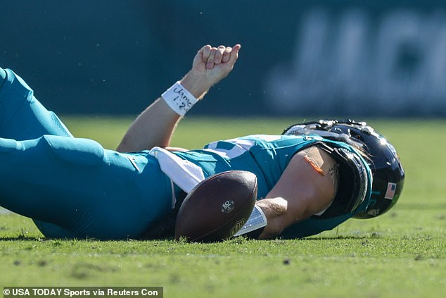 Lawrence je ostao nepomično ležati na travnjaku i to je izazvalo veliku tučnjavu između momčadi