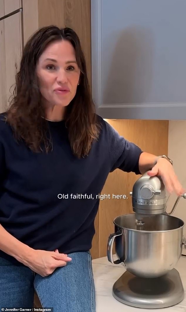 U subotu je Jennifer obožavateljima dala uvid u svoje aktivnosti nakon Dana zahvalnosti dok je na svom Instagramu detaljno opisala recept za 'Ostatke muffina s umakom od brusnice'