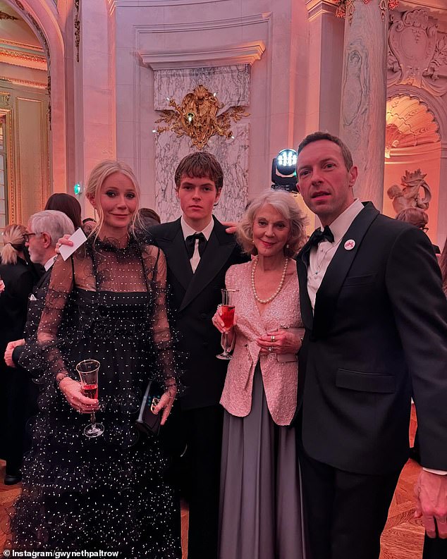 Appleina mama Gwyneth prisustvovala je s bivšim suprugom Chrisom Martinom i njihovim sinom Mosesom (18), kao i svojom majkom Blythe Danner, kako bi je proslavili