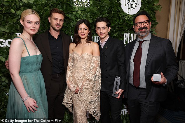 Monica je iscrtala glamuroznu figuru u bijeloj prozirnoj haljini bez naramenica s cvjetnim printom i izrezom u obliku srca