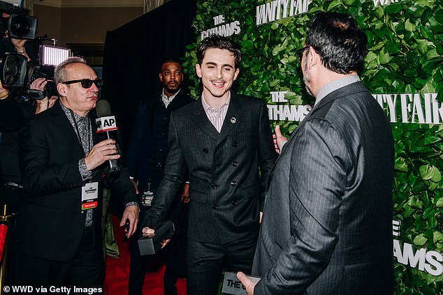 Filmska zvijezda dotjerao se u crni blejzer i odgovarajuće hlače koje je nosio s košuljom na bijele i ružičaste pruge