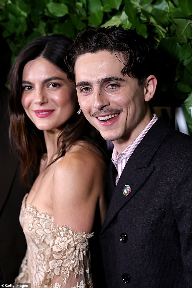 Glumac, 28, osvojio je nagradu za A Complete Unknown, biografski film o Bobu Dylanu u kojem glumi uz Monicu Barbaro (na slici)