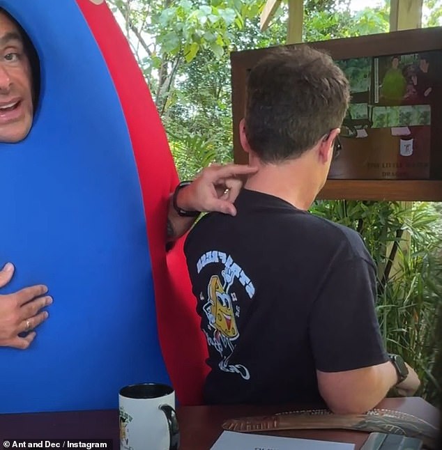 Ant je pokazao na zahvaćeno područje na vratu svog partnera nakon što je u ponedjeljak ugrizen