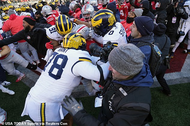 Nasilna tučnjava izbila je na kraju utakmice Michigan-Ohio State u subotu u Columbusu