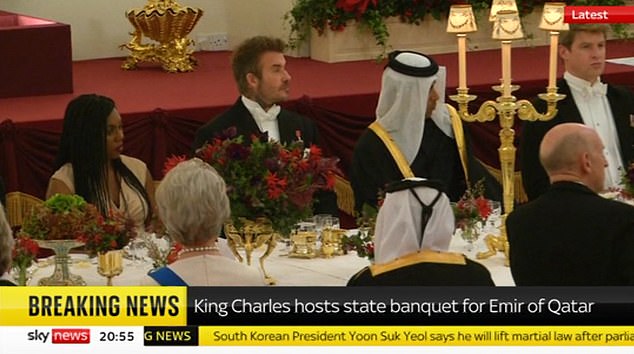 U međuvremenu, David je izgledao elegantno u crnom sakou i hlačama, čistoj bijeloj košulji i leptir mašni