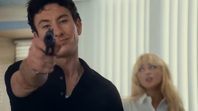 Zaljubljene ptičice u spotu su glumile duo poput Bonnie i Clydea. Sabrina je dobila više nego što je očekivala jer je bila uhvaćena u krvavi obračun s mafijaškim bossom i oružanu pljačku banke koju je vodio Barryjev lik