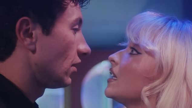 Odnos Sabrine i Barryja zahuktao se do te mjere da je čak s njom glumio u spotu za njezin singl Please Please Please