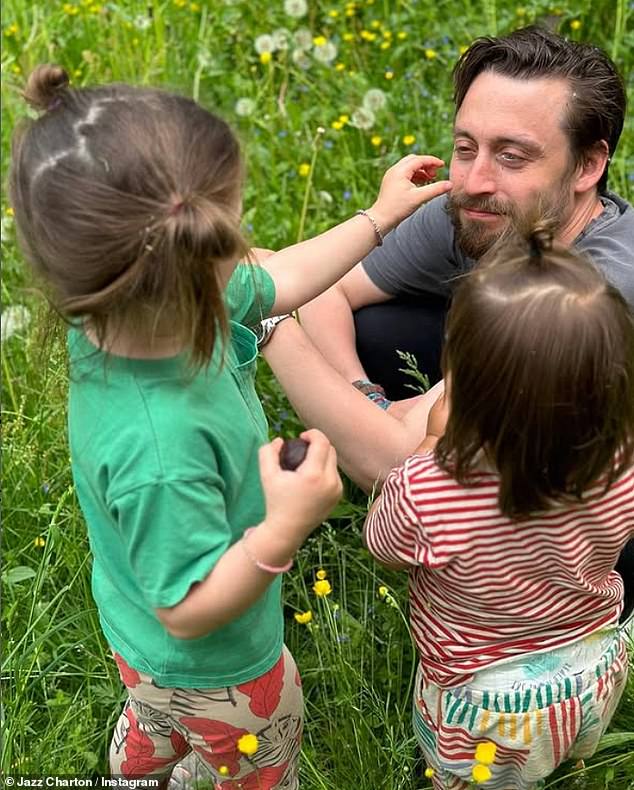 U braku je sa suprugom Jazz Charton od 2013. i sada imaju dvoje djece - kćer Kinsey, pet godina, i sina Wildera, tri godine.