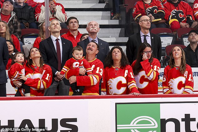 Obitelj Gaudreau gleda s klupe tijekom odavanja počasti Johnnyju i Matthewu Gaudreauu