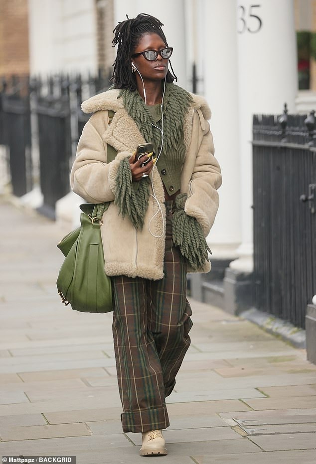 Jodie Turner Smith skrojila je trendi figuru u privlačnom zelenom džemperu s resicama dok je izlazila iz svog hotela u Knightsbridgeu u Londonu u srijedu ujutro
