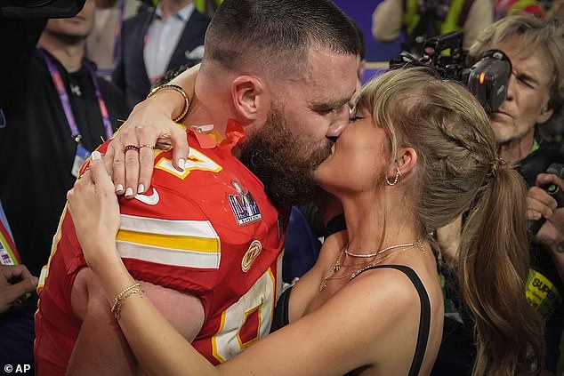 Taylor Swift i Travis Kelce navodno će Božić provesti zajedno sa svojim obiteljima