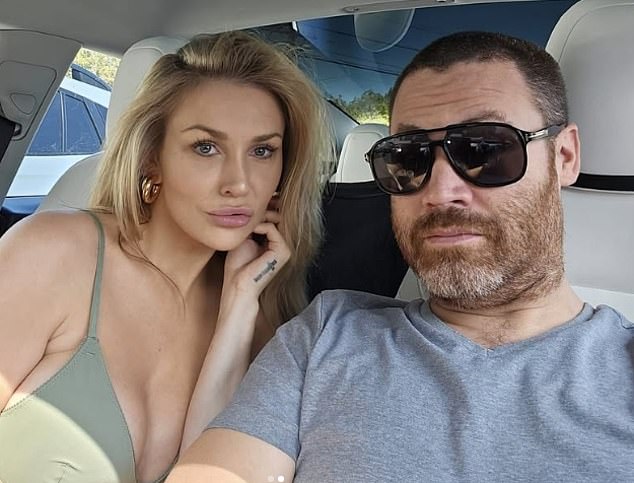 Ovdje se ljepotica vidi s Jaredom u stražnjem dijelu automobila na Instagramu