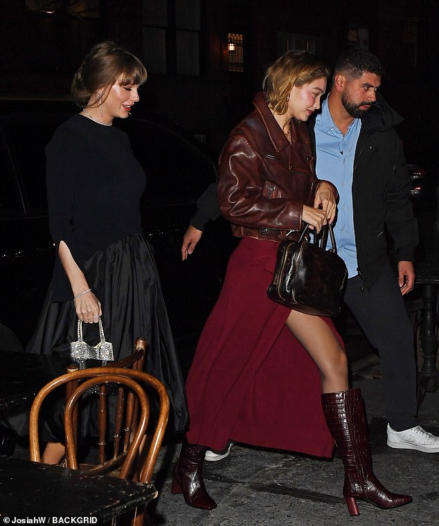 Korisnik Instagrama @jacobzucker osudio je DeuxMoi: 'Imali su privatni prostor sa svojim zaštitarom'