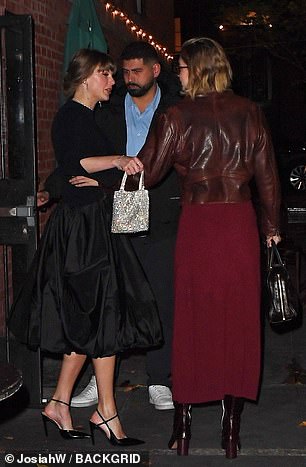 Drugi izvor je rekao: 'Činilo se kao da se puštaju neki tračevi. Puno cerekanja i šaputanja'