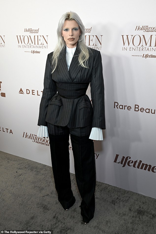 34-godišnja glumica i influencerica odbacila je svoje prepoznatljive svijetlosmeđe pramenove za oštru ledeno sivu nijansu, suptilno prošaranu natruhama ljubičaste