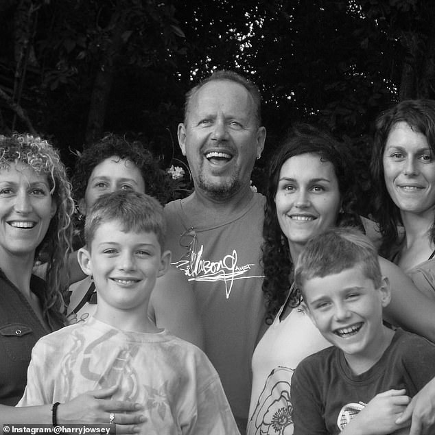 Nakon zagonetne objave Insta Storiesa u utorak, Harry je objavio obiteljsku fotografiju na kojoj je njegov otac i otkrio da je umro