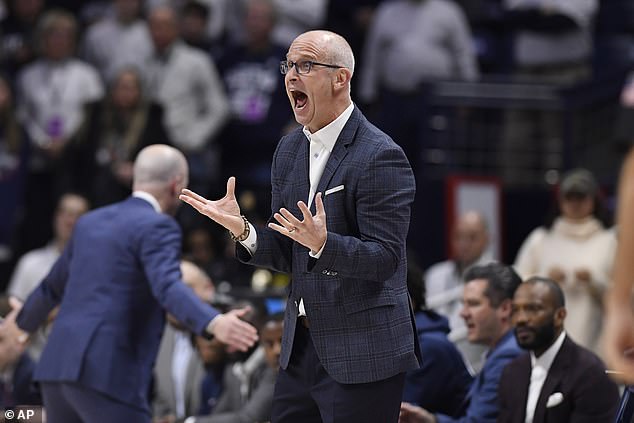 Glavni trener Connecticut Huskiesa Dan Hurley reagirao je u prvom poluvremenu protiv Baylora u srijedu