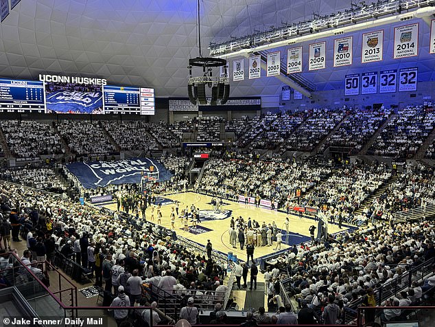 Scena unutar paviljona Gampel za utakmicu između UConn Huskiesa i Baylor Bearsa. Na slici: plavo navijanje s natpisom 'Svjetska prijestolnica košarke' unutar obrisa države.