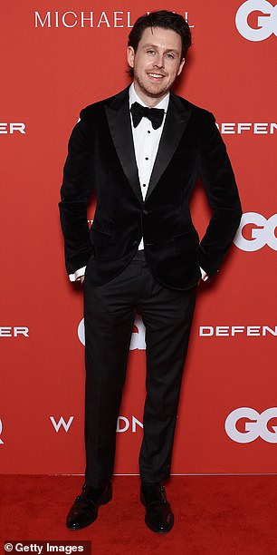 Tijekom uvodnog monologa dvojca, Tim i Melanie naciljali su Jackiene nedavno objavljene memoare The Whole Truth