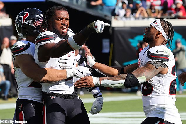Al-Shaair pokazuje na klupu Jacksonville Jaguarsa nakon borbe i isključenja u nedjelju