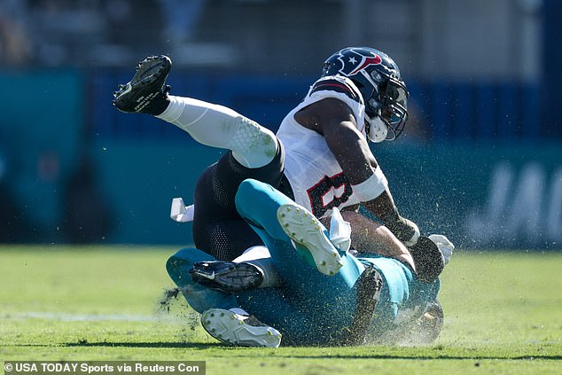 bek Jacksonville Jaguarsa Trevor Lawrence (16) udaren je od strane beka Houston Texansa Azeeza Al-Shaaira, koji je nakon toga dobio tri utakmice zabrane igranja zbog nezakonitog napada
