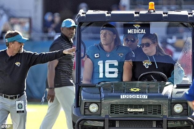 Kvoterbek Jacksonville Jaguarsa Trevor Lawrence napušta teren na kolicima nakon što je dobio udarac