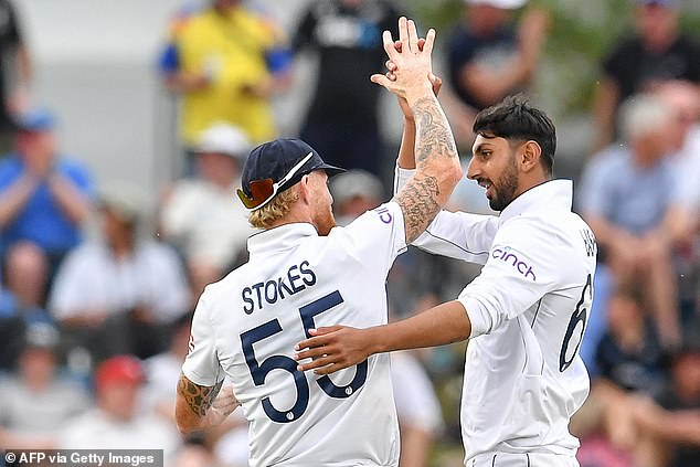 Stokesova Engleska trijumfirala je u prvom ogledu od tri na Novom Zelandu, pobijedivši s osam wicketa