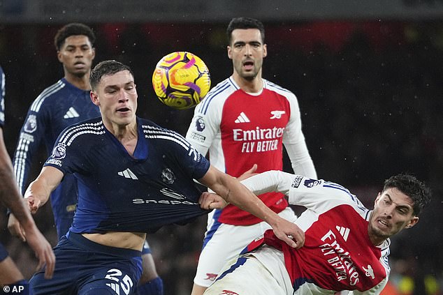 Rečeno je da je nekoliko vrhunskih momčadi Premier lige zainteresirano, iako se ne otkriva tko