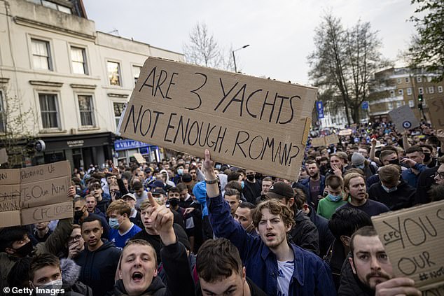 Obožavatelji su reagirali s bijesom kada je projekt prvobitno predložen 2021., a većina 'Dirty Dozena' odustala je u roku od 48 sati