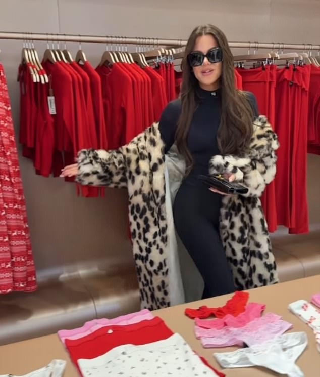 Khloe, 40, pokazala je svoju figuru u uskom crnom mačkicu s lepršavim kaputom s uzorkom leoparda prebačenim preko vrha