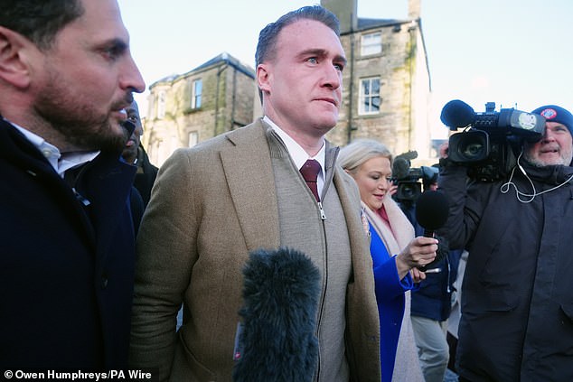 Bivši kapetan Škotske Stuart Hogg napušta Sheriff Court u Jedburghu u četvrtak