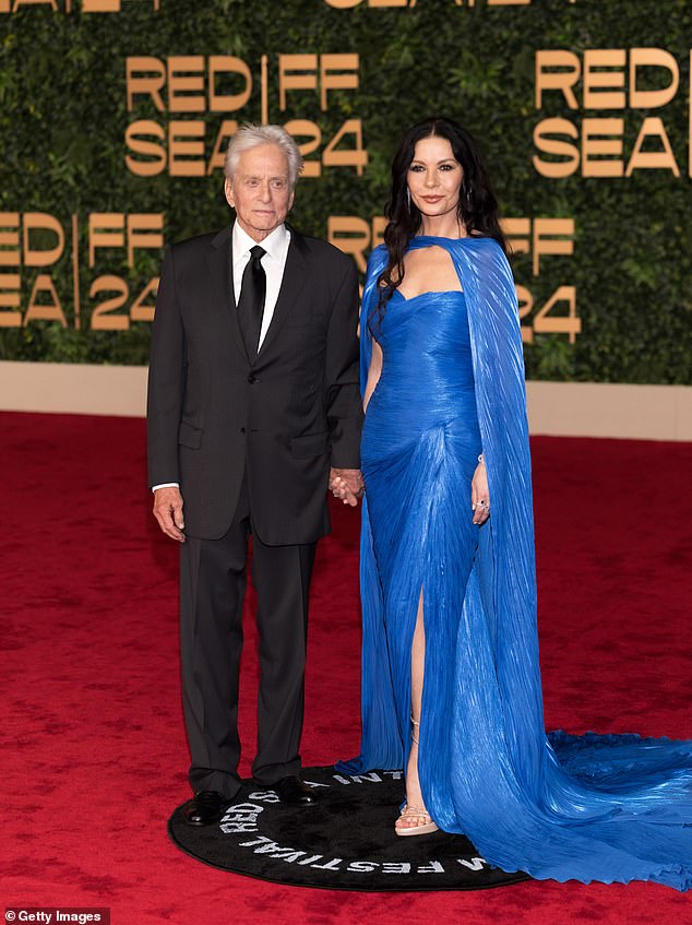Catherine Zeta-Jones i Michael Douglas izgledali su jednako zaljubljeni kao i uvijek dok su prisustvovali ceremoniji otvaranja Međunarodnog filmskog festivala na Crvenom moru u četvrtak navečer u Jeddahu, Saudijska Arabija